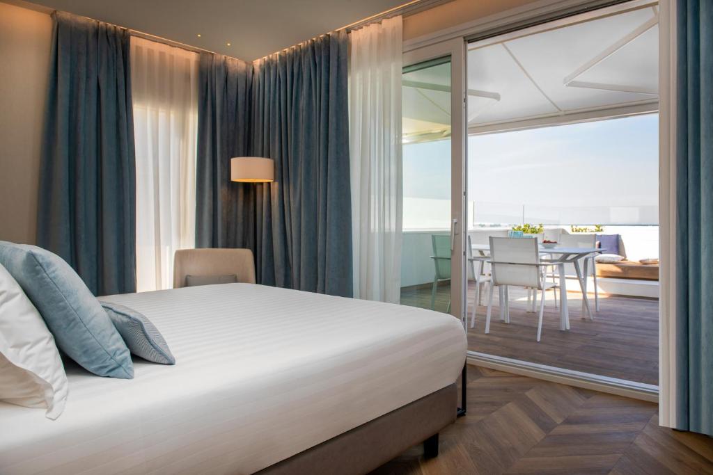 Postel nebo postele na pokoji v ubytování Litoraneo Suite Hotel