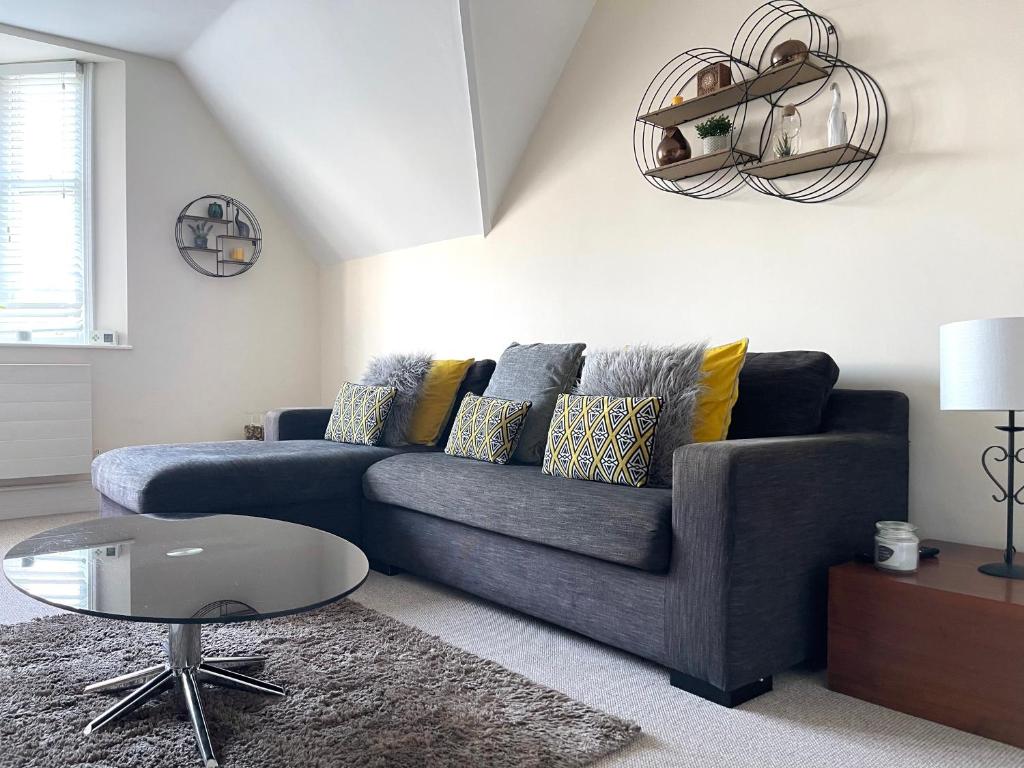 Posezení v ubytování Regal Retreat Modern 2 bed apartment 400m from sea