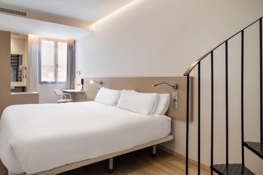 Posteľ alebo postele v izbe v ubytovaní B&B HOTEL Málaga Centro