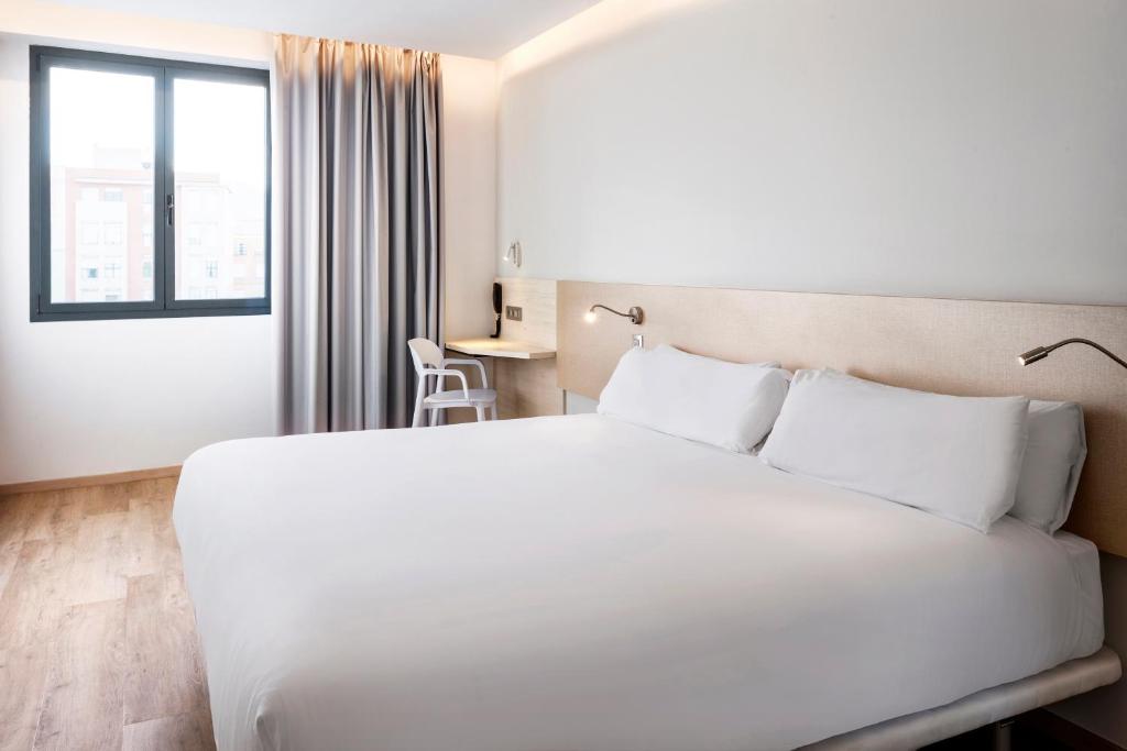 Posteľ alebo postele v izbe v ubytovaní B&B HOTEL Málaga Centro