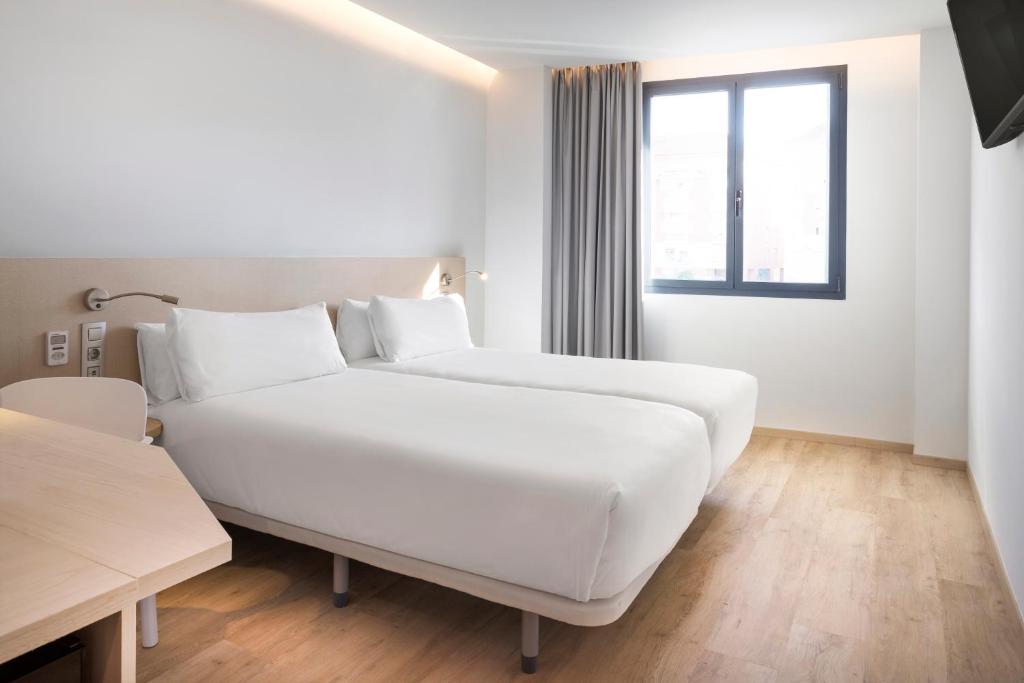 Posteľ alebo postele v izbe v ubytovaní B&B HOTEL Málaga Centro