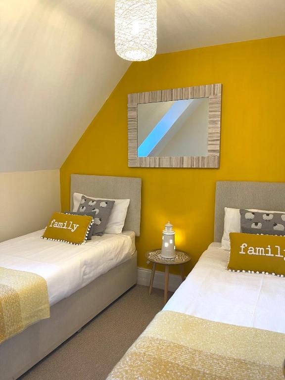 Postel nebo postele na pokoji v ubytování Regal Retreat Modern 2 bed apartment 400m from sea