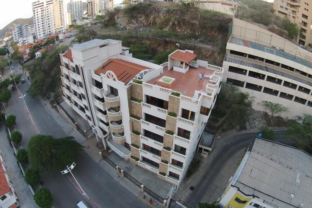 Vue de tête d'un bâtiment d'une ville dans l'établissement Aparta Hotel Roca Marina, à Santa Marta