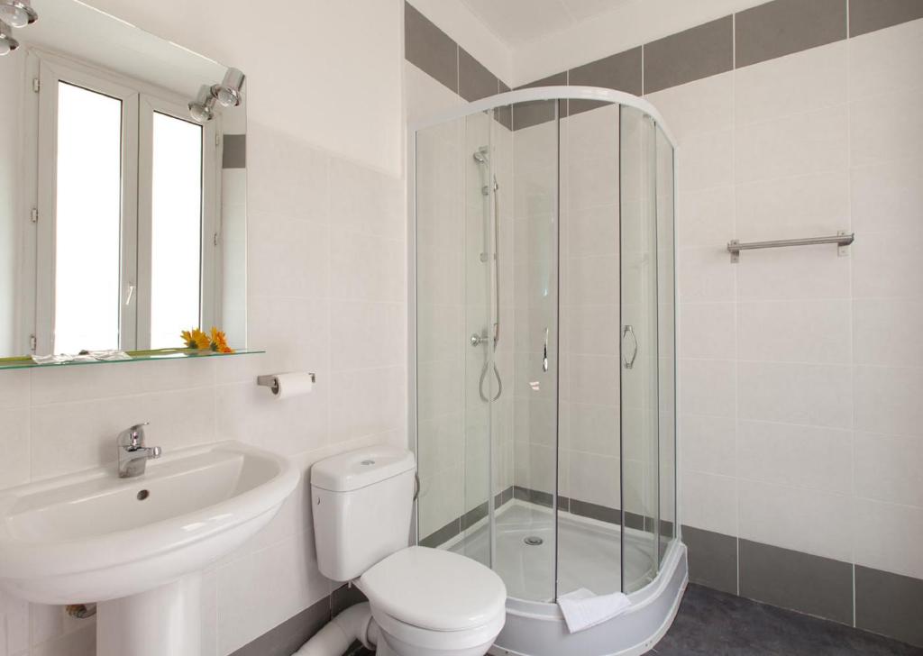 Koupelna v ubytování Hôtel de France, un hôtel AMMI