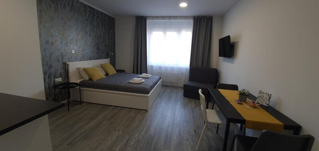 Posteľ alebo postele v izbe v ubytovaní Apartmani Karlo