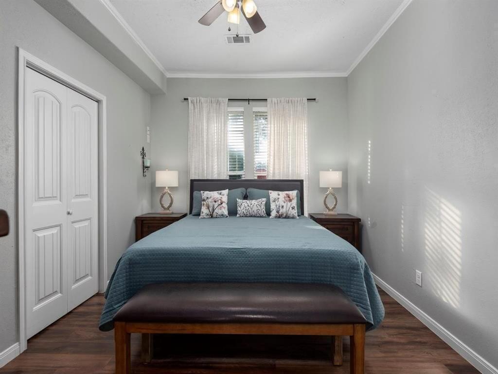 Schlafzimmer mit einem Bett und einem Deckenventilator in der Unterkunft Cheerful 3 Bedroom Home with Loft in Dickinson