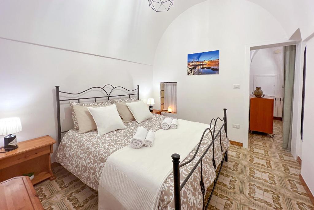 a bedroom with a large bed and a desk at La Casetta di Zia Rosa in Monopoli