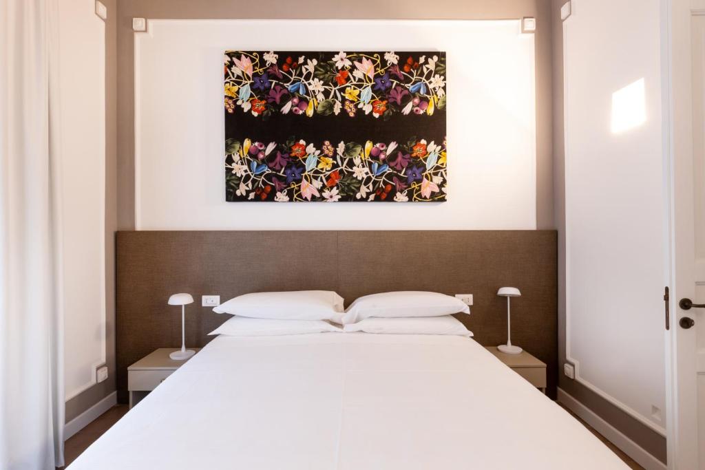 Postel nebo postele na pokoji v ubytování Riflessi Acireale Palace Suites