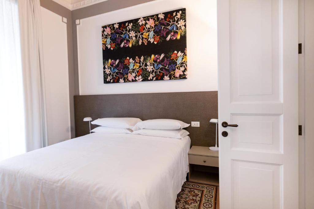 Postel nebo postele na pokoji v ubytování Riflessi Acireale Palace Suites