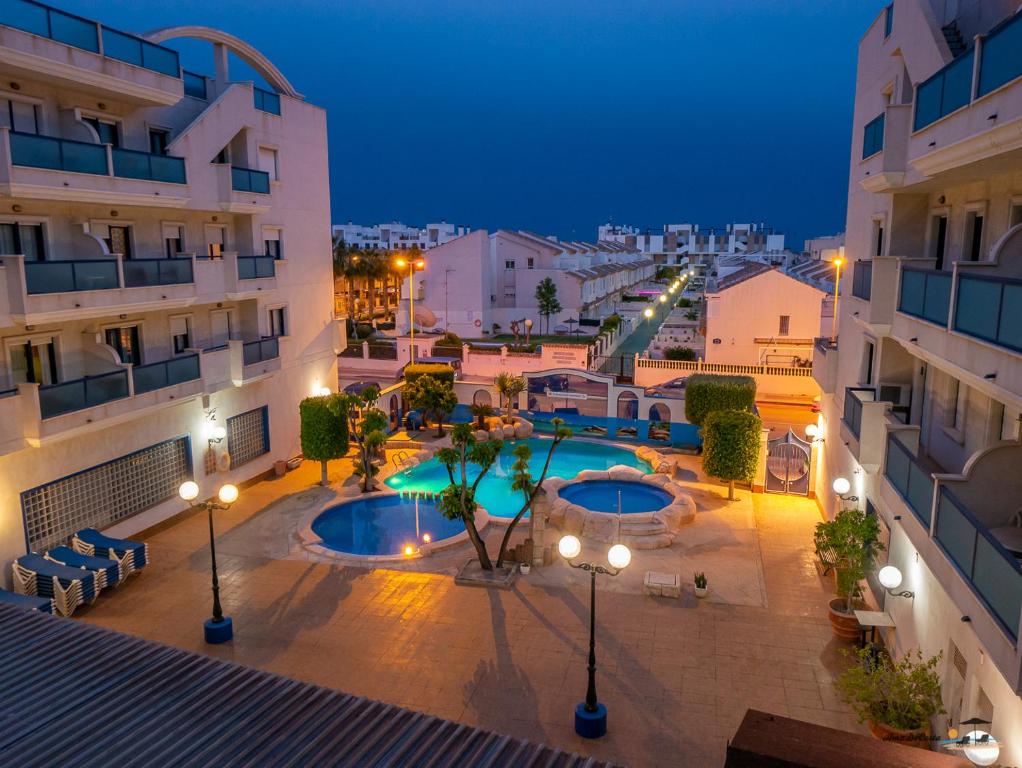 um apartamento com piscina à noite em Apartment Eva Cabo Roig em Cabo Roig