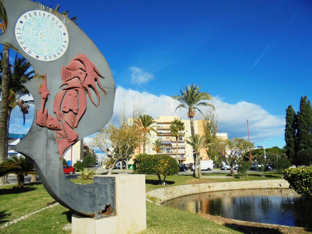 una scultura in un parco vicino a uno stagno di Los Labradores a Peñíscola