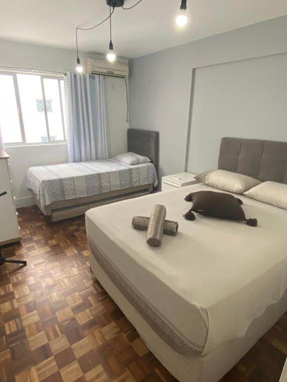 Uma cama ou camas num quarto em Prédio frente mar 3 quartos Balneário camboriú BrisaMarBC3