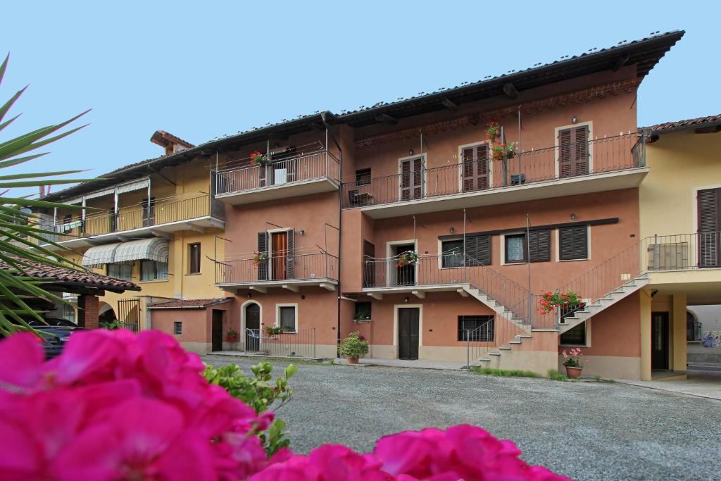 a building with pink flowers in front of it at La Ghiacciaia in Verzuolo