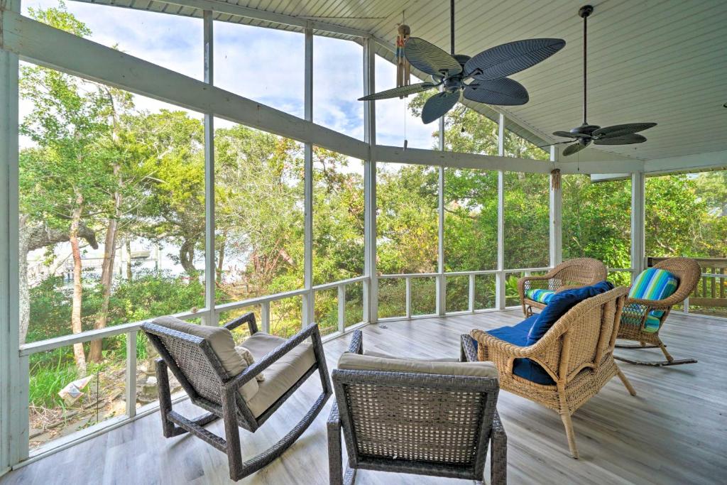 porche cubierto con sillas y ventilador de techo en Reel Blessed Topsail Beach Home with Private Dock!, en Surf City