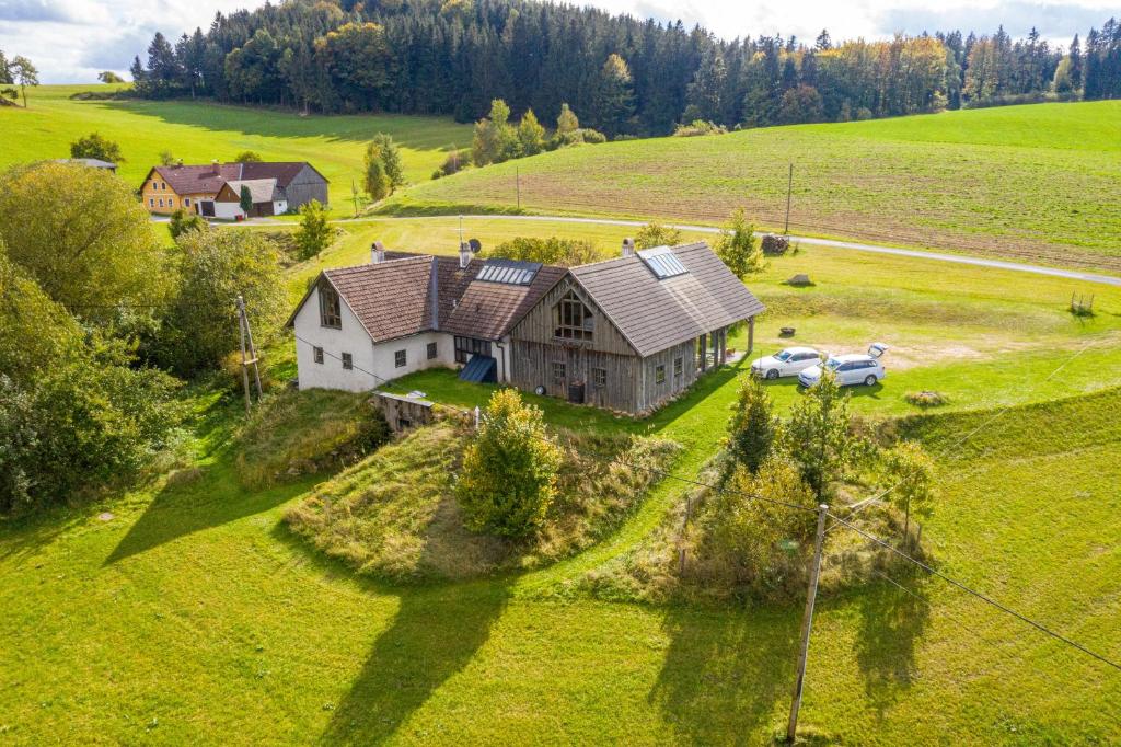 widok z lotu ptaka na duży dom na polu w obiekcie WALD-LAND-HOF Schloss Rosenau w mieście Schloss Rosenau