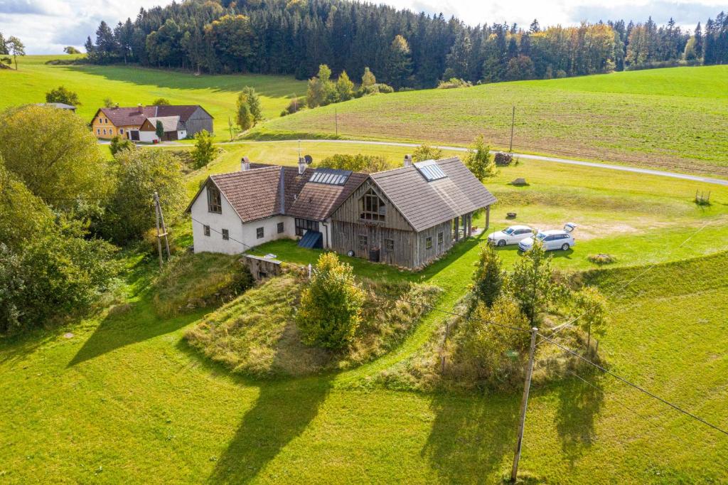 una vista aérea de una casa grande en un campo en WALD-LAND-HOF Schloss Rosenau, en Schloss Rosenau