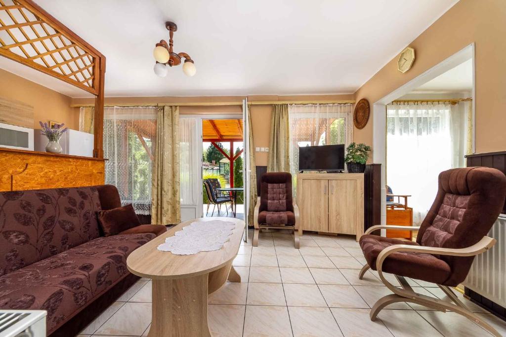 Televízia a/alebo spoločenská miestnosť v ubytovaní Holiday home in Balatonkeresztur 19529