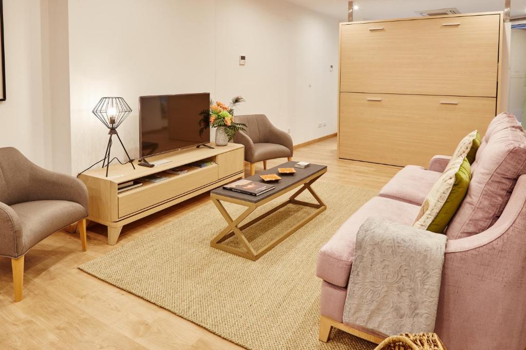 Televízia a/alebo spoločenská miestnosť v ubytovaní Apartamentos Orfas