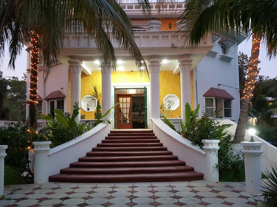 un edificio con una escalera que conduce a una puerta en Mansion Giahn Bed & Breakfast, en Cancún
