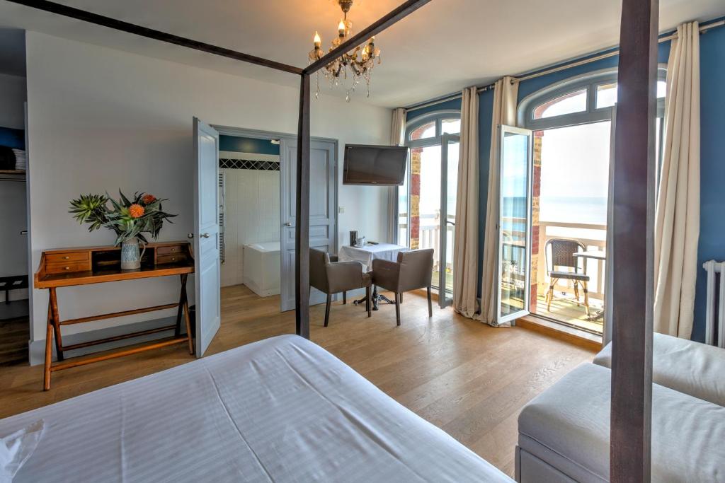 Кровать или кровати в номере Hotel Le Rayon Vert
