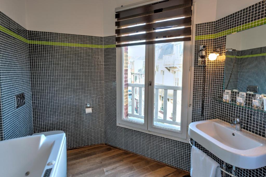 Ванная комната в Hotel Le Rayon Vert