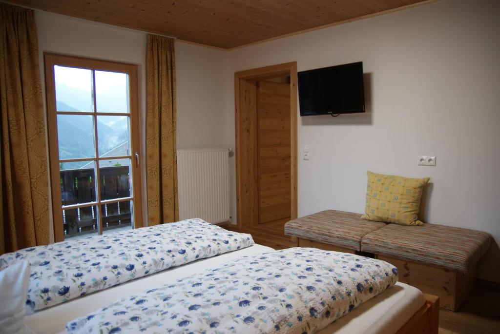 A bed or beds in a room at Gästehaus Obererlacher