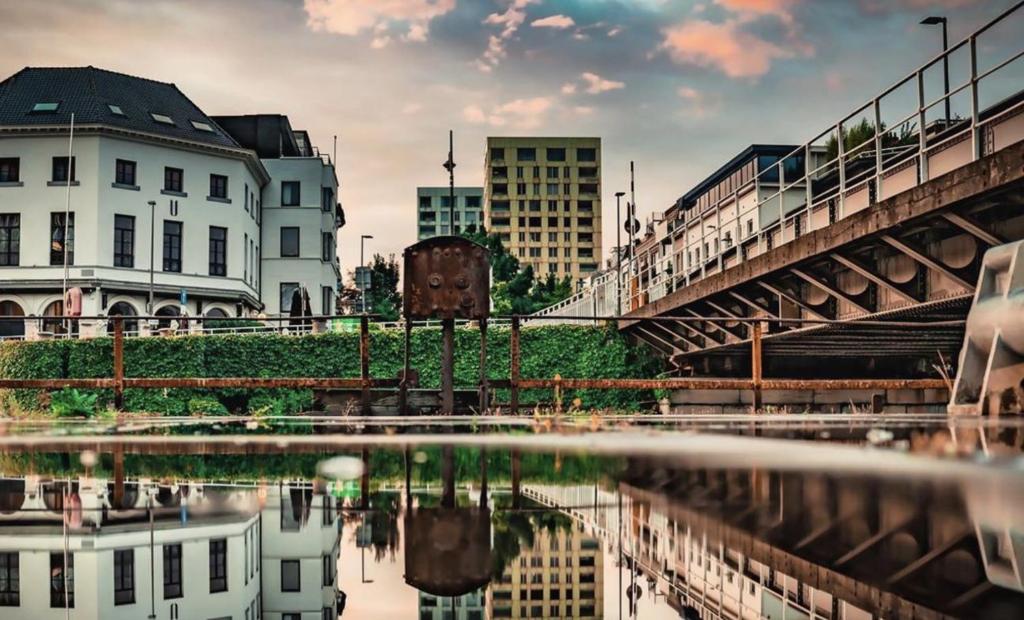 Výhled na řeku, která protéká v blízkosti hotelu