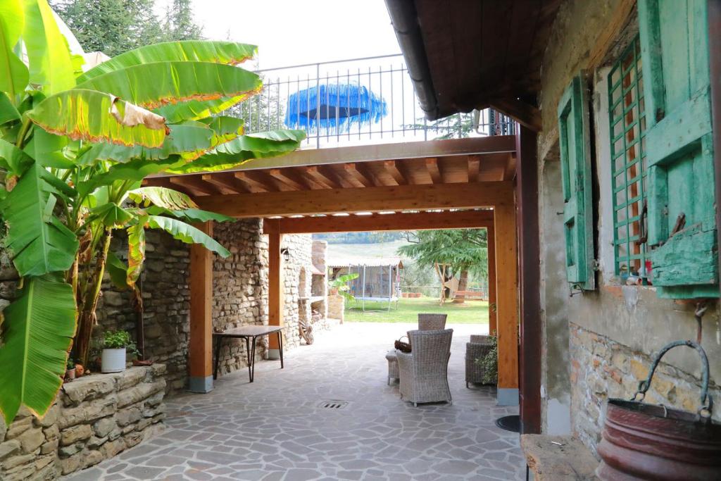 una entrada a una casa con una pérgola de madera en Re Piano appartamento Le Rondini, en Modigliana