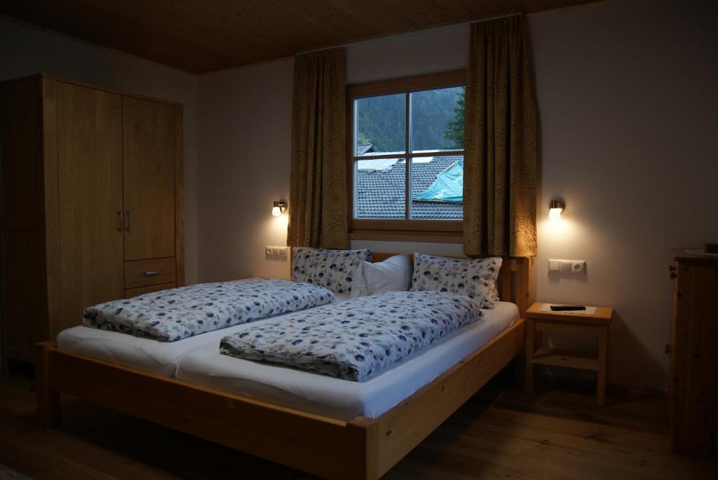 A bed or beds in a room at Gästehaus Obererlacher