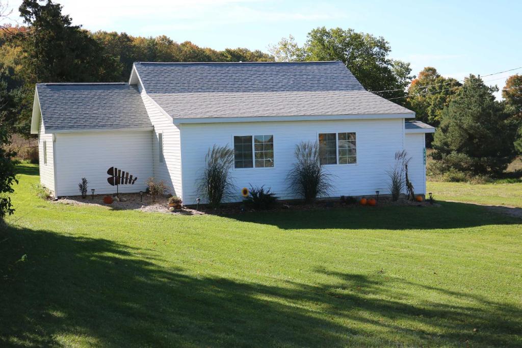 Photo de la galerie de l'établissement Cozy Central Lake Cottage about 3 Mi to Lake Michigan!, à Central Lake