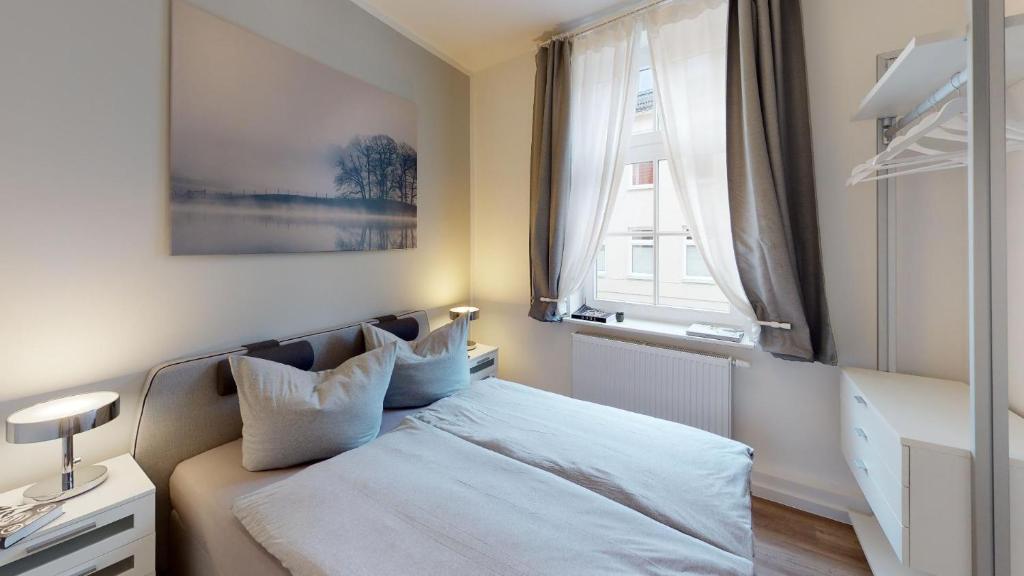 - une chambre avec un lit et une fenêtre dans l'établissement Lieblingsapartment No.3 mit 2 Schlafzimmern in Top City-Lage, à Rostock