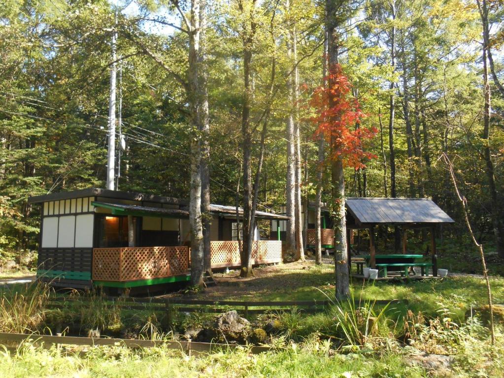 una cabaña en el bosque con cenador en SEE-GOT-LIKE-Sansou - Vacation STAY 87979v en Tsumagoi