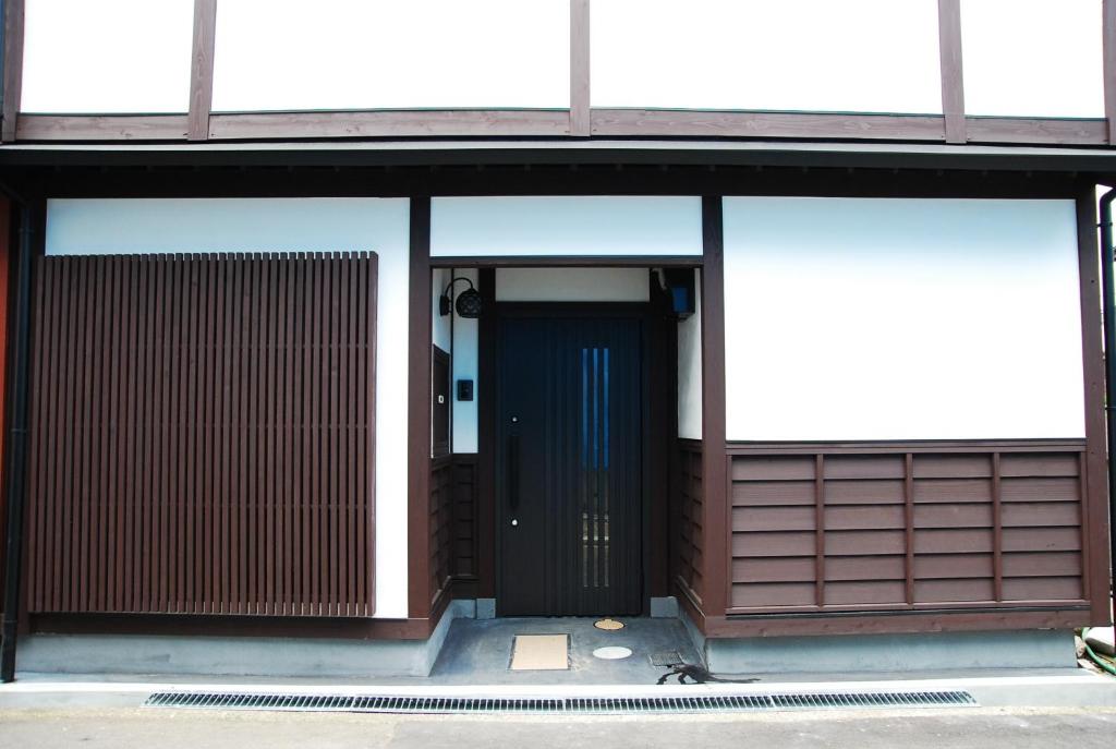 una entrada a un edificio con una puerta negra en Kanazawa Hitomuneyado Kaisen - Vacation STAY 94227v en Kanazawa