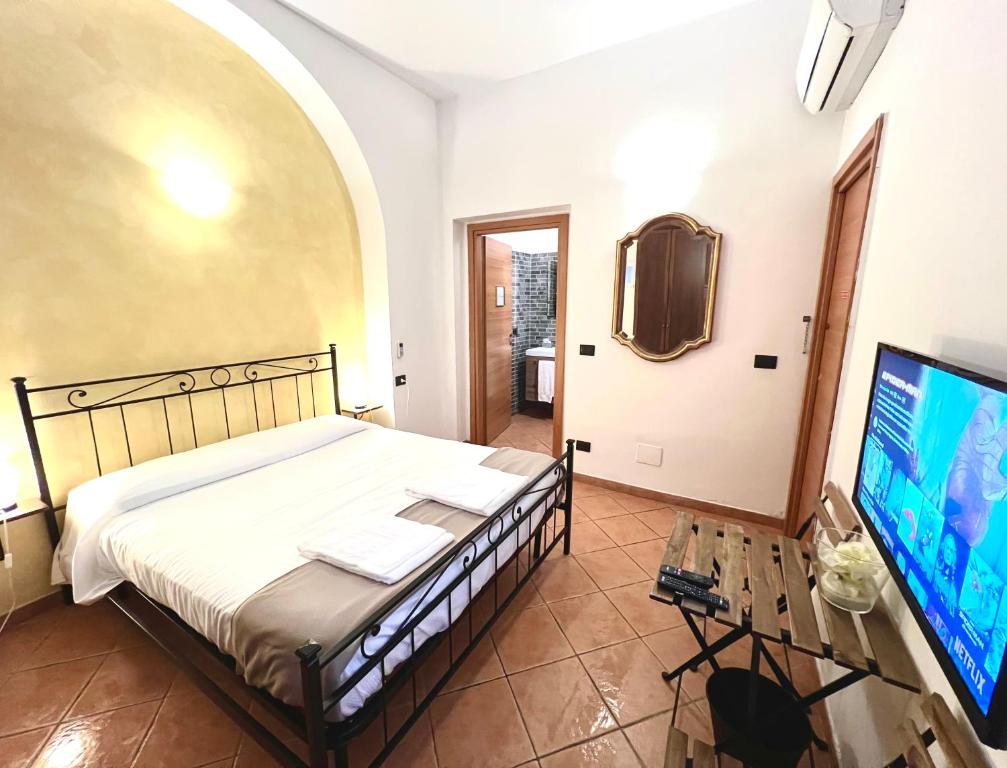 Postel nebo postele na pokoji v ubytování Guest House Virginia's Rooms-Private free Parking and Top Carignano District