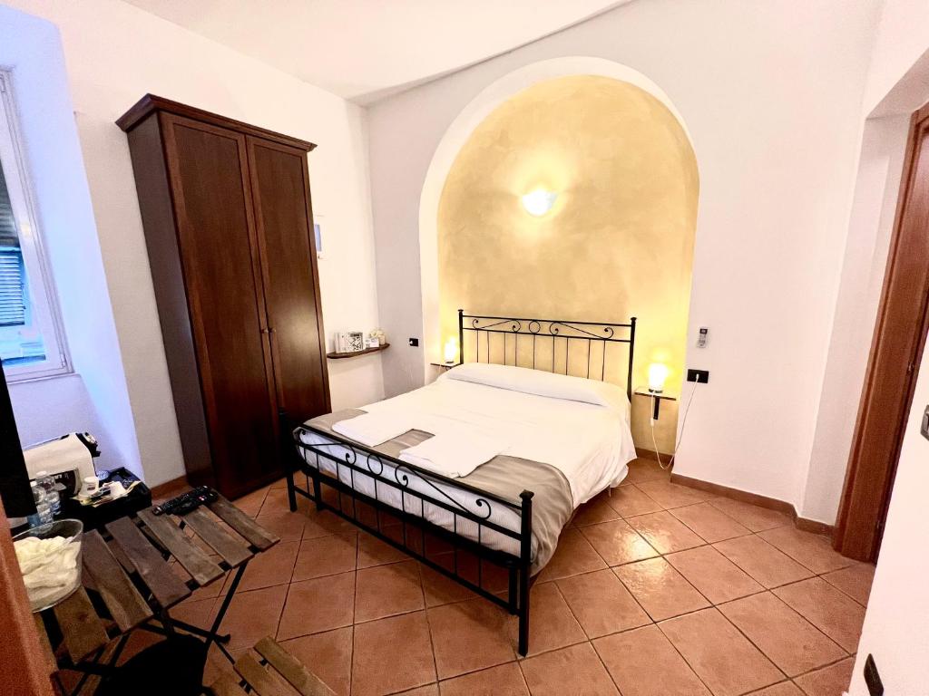 Postel nebo postele na pokoji v ubytování Guest House Virginia's Rooms-Private free Parking and Top Carignano District