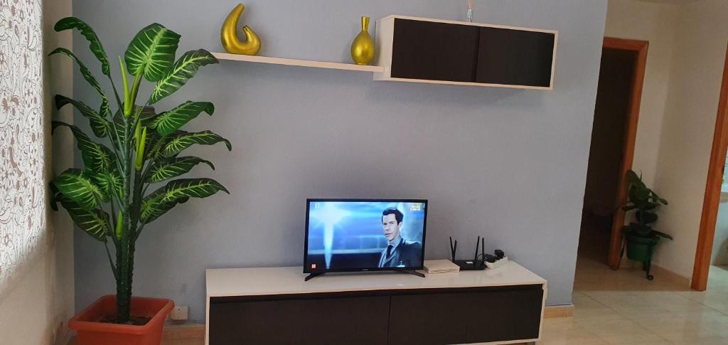 Televízia a/alebo spoločenská miestnosť v ubytovaní Apartamento Ciudad de las Ciencias