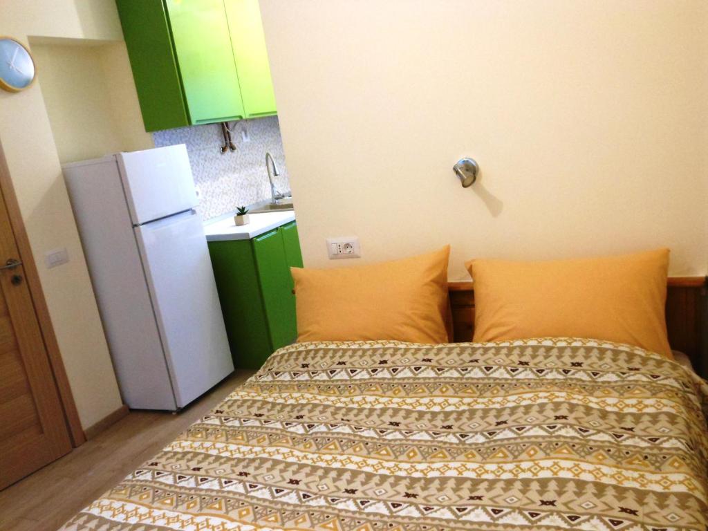 - une petite chambre avec un lit et un réfrigérateur dans l'établissement Ţestoasa Montana Sinaia, à Sinaia