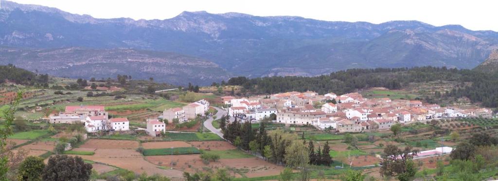 un pueblo en una colina con montañas en el fondo en La Cañada, en Yeste