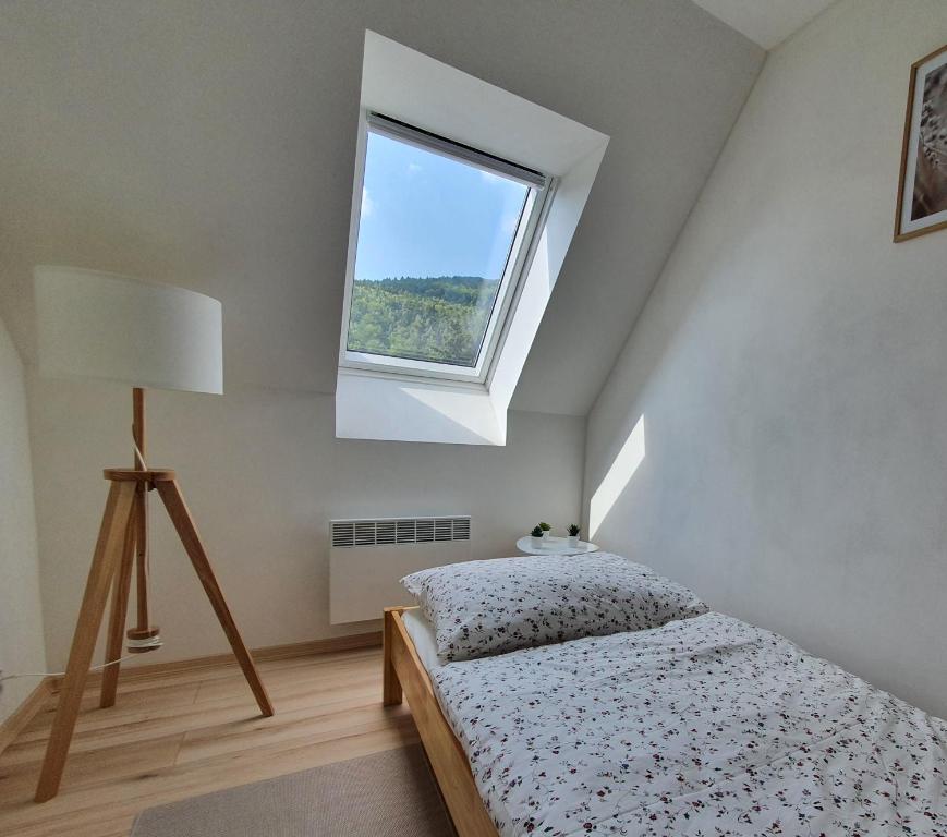 Postel nebo postele na pokoji v ubytování Apartmány Břachovna