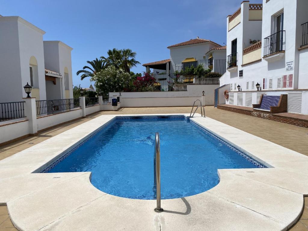 uma piscina no meio de uma casa em Chimenea Pinar 1D Apartments Casasol em Nerja