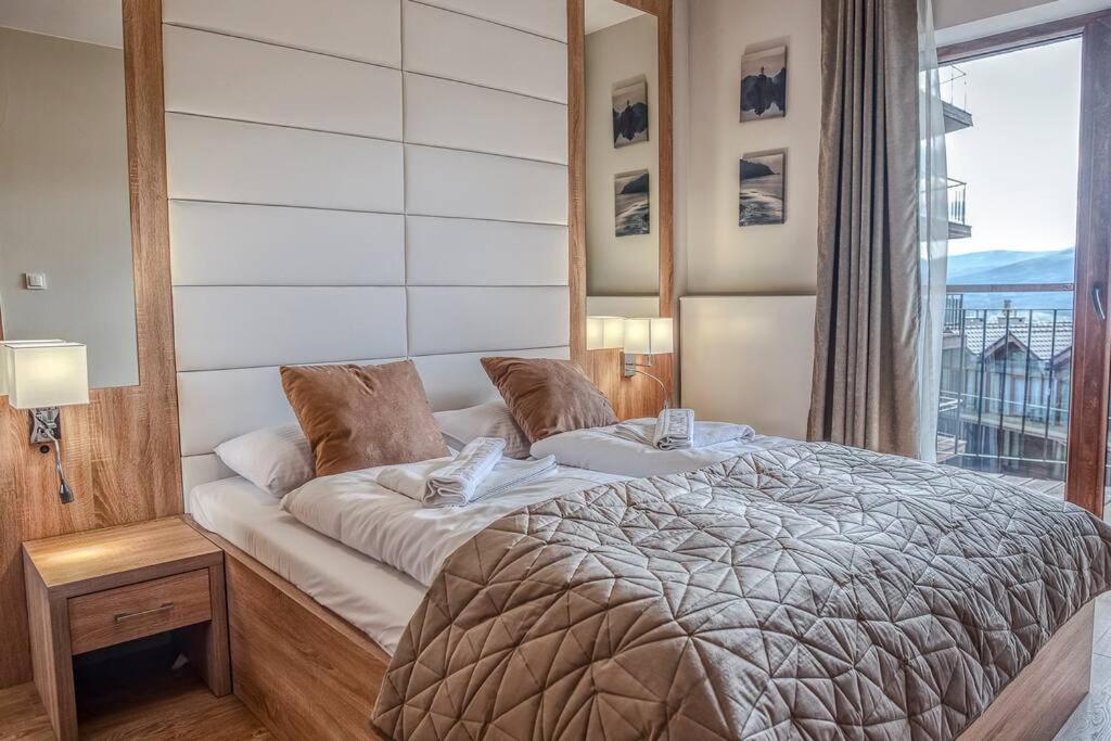 Ένα ή περισσότερα κρεβάτια σε δωμάτιο στο Apartament z widokiem na góry