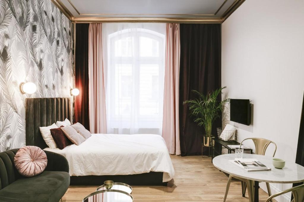 um quarto com uma cama, um sofá e uma mesa em Old Town Krakow em Cracóvia