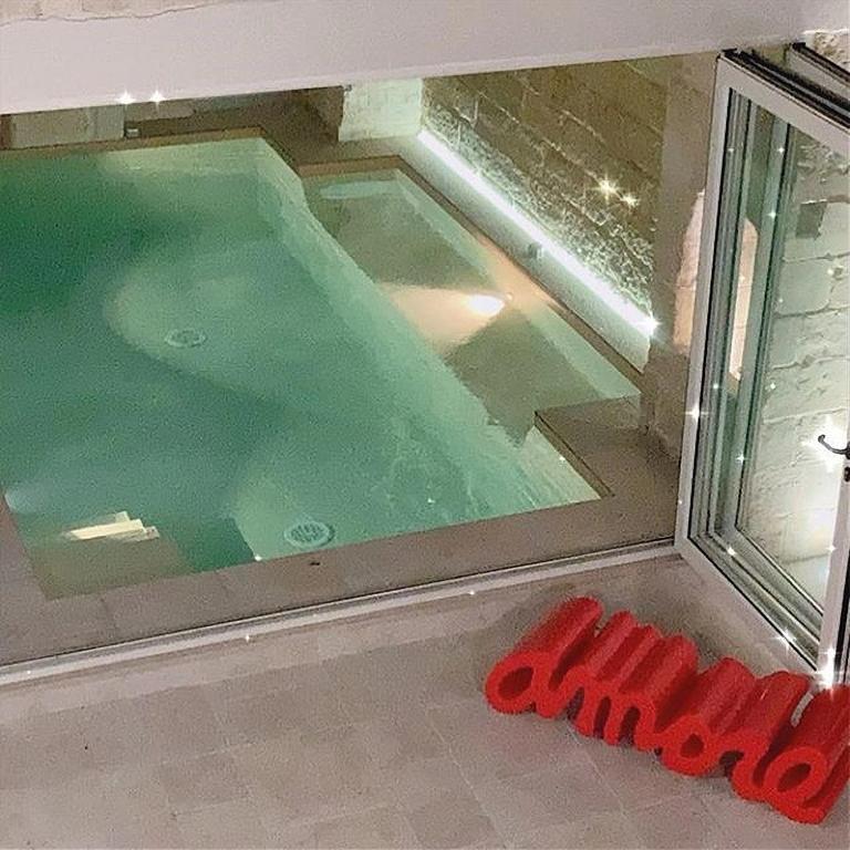 Bazén v ubytování LeVolte luxury suite&spa nebo v jeho okolí
