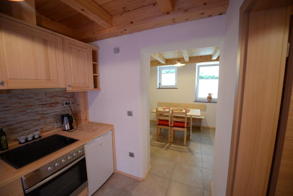 Kuchyň nebo kuchyňský kout v ubytování Apartments Mojca