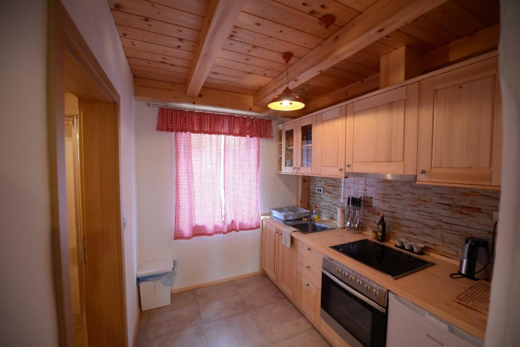 Kuchyň nebo kuchyňský kout v ubytování Apartments Mojca