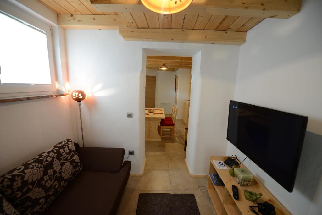 TV a/nebo společenská místnost v ubytování Apartments Mojca