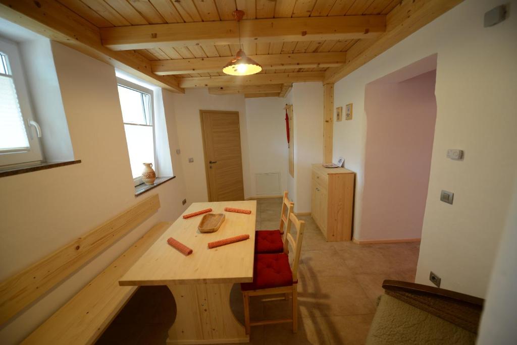 Postel nebo postele na pokoji v ubytování Apartments Mojca