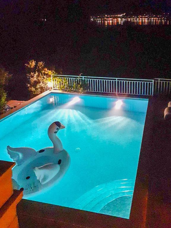 Bazén v ubytování Holiday Villa Perna nebo v jeho okolí