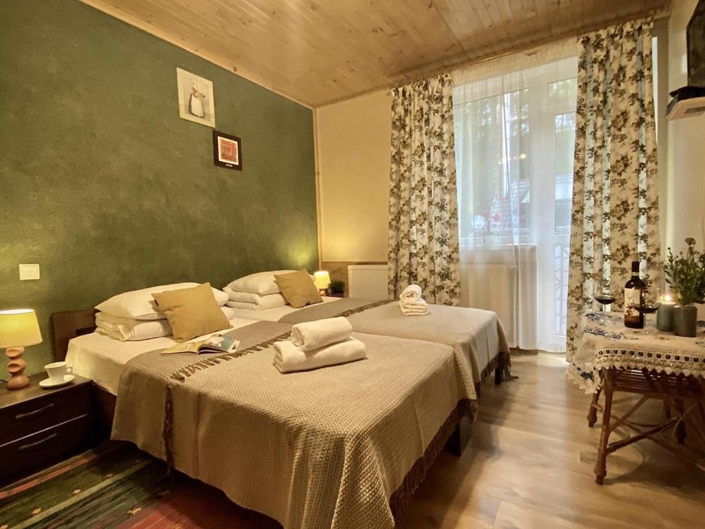 - une chambre avec 2 lits et une fenêtre dans l'établissement Садиба Оберіг, à Skhidnitsa
