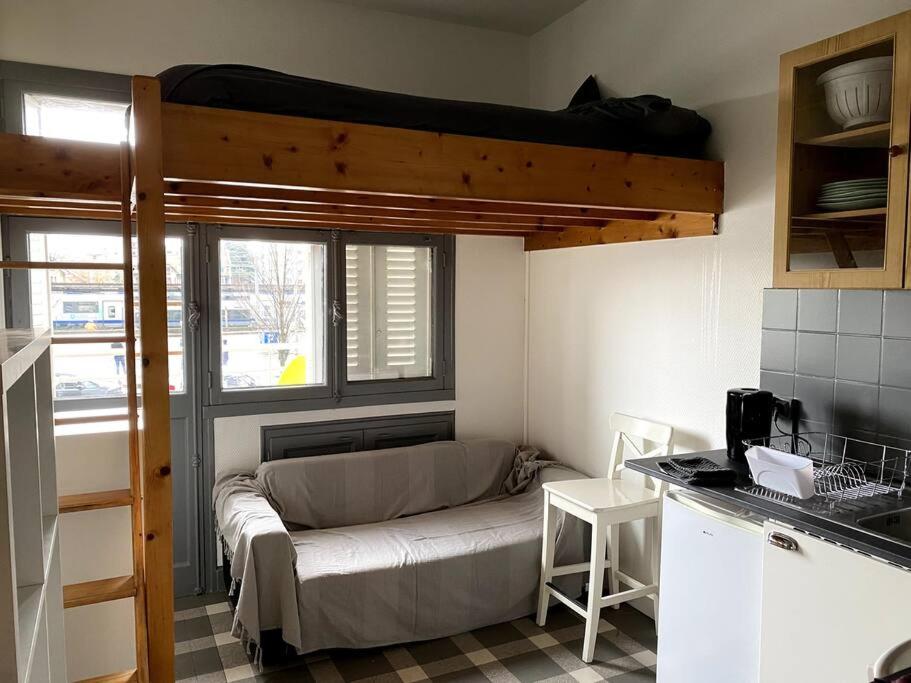 - une chambre avec des lits superposés dans une cuisine dans l'établissement Le mont veyrier, à Annecy